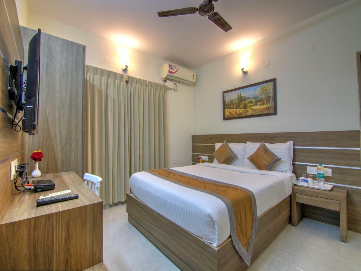 Sunshine Suites Grand Deluxe Бангалор Екстериор снимка